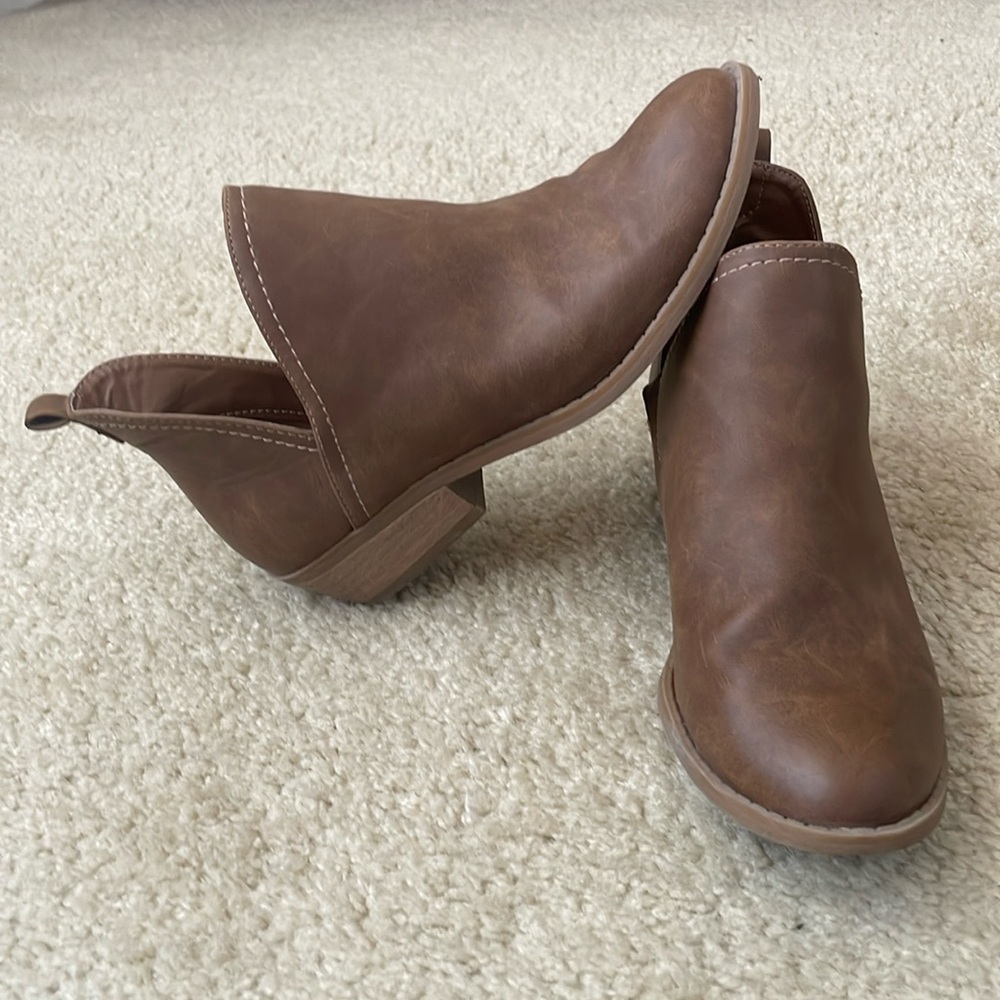 Universal Threads booties